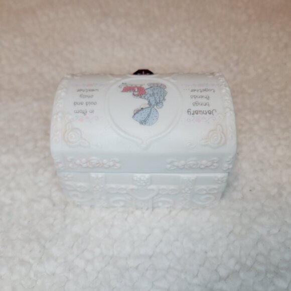 Precious Moments January Birthstone Hope Chest Gift Box - Picture 4 of 12